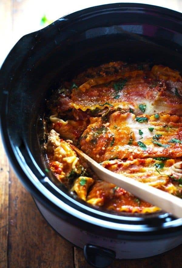 Super Easy Skinny Veggie Crockpot Lasagna - a handful of simple ingredients for a healthy family dinner. | https://leichter-leben.today