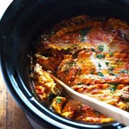 Super Easy Skinny Veggie Crockpot Lasagna - a handful of simple ingredients for a healthy family dinner. | https://leichter-leben.today