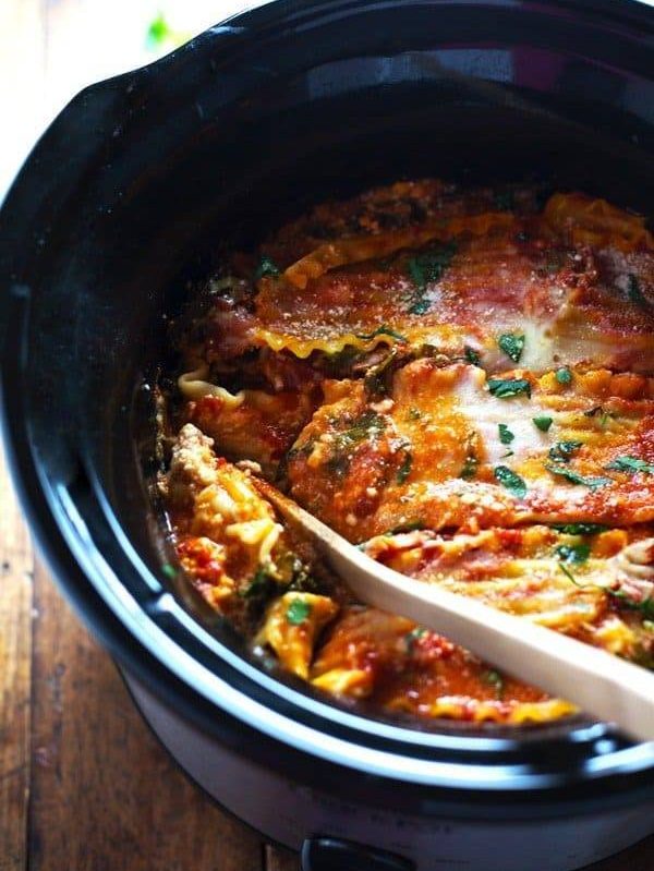 Super Easy Skinny Veggie Crockpot Lasagna - a handful of simple ingredients for a healthy family dinner. | https://leichter-leben.today