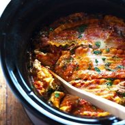 Super Easy Skinny Veggie Crockpot Lasagna - a handful of simple ingredients for a healthy family dinner. | https://leichter-leben.today
