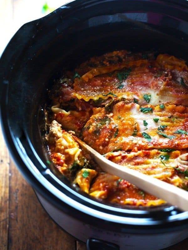 Super Easy Skinny Veggie Crockpot Lasagna - a handful of simple ingredients for a healthy family dinner. | https://leichter-leben.today