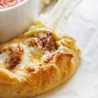 Pull Apart Pizza Ring with cheese pull.